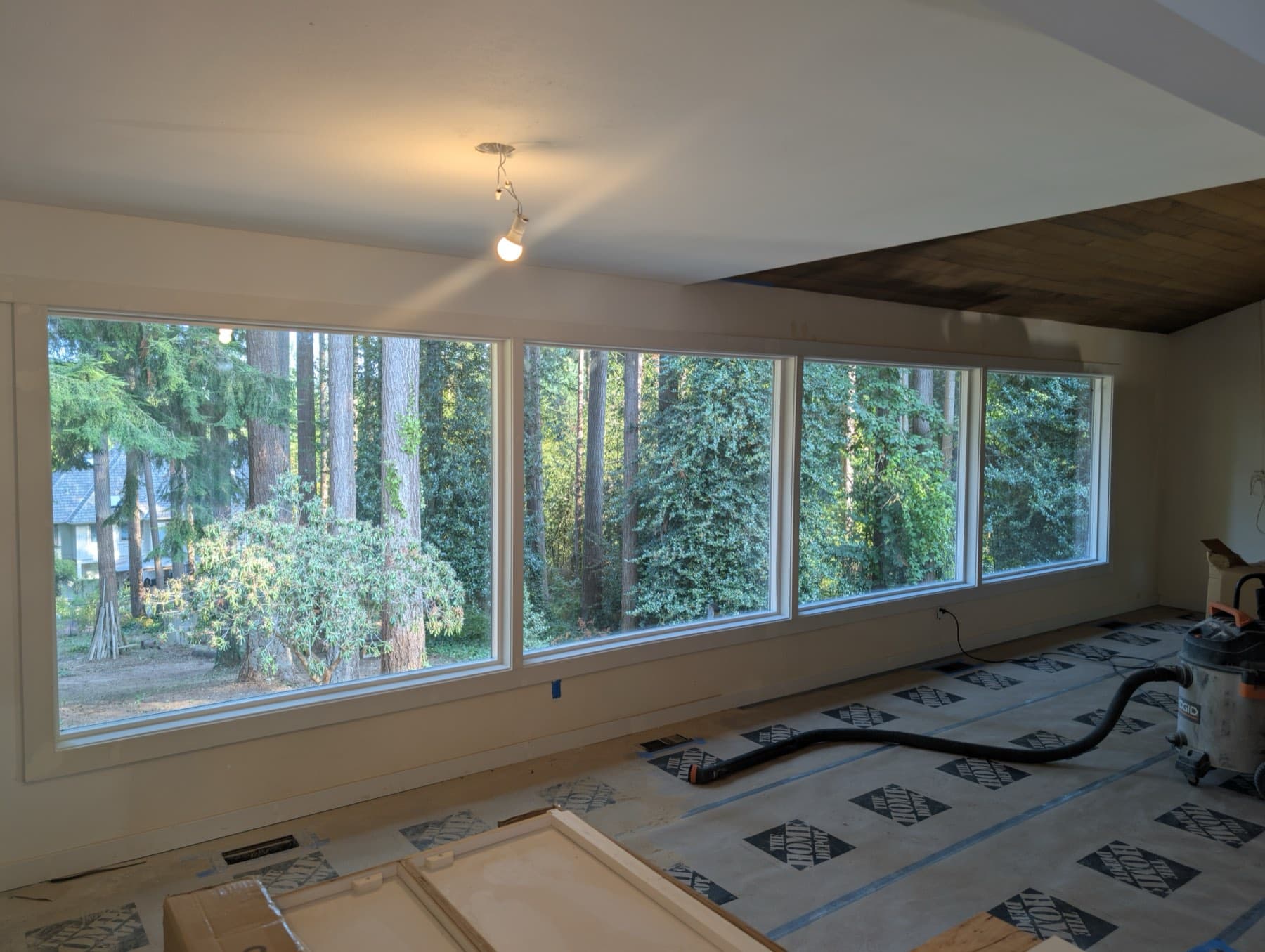 The same window band during the work, the floor still under protection.